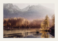 Valokuvallinen syysmaisema kultaisen metsän kanssa järven ja vuorten rannalla-3