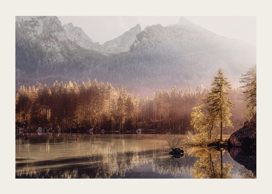 Valokuvallinen syysmaisema kultaisen metsän kanssa järven ja vuorten rannalla-12