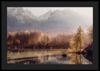 Valokuvallinen syysmaisema kultaisen metsän kanssa järven ja vuorten rannalla-4