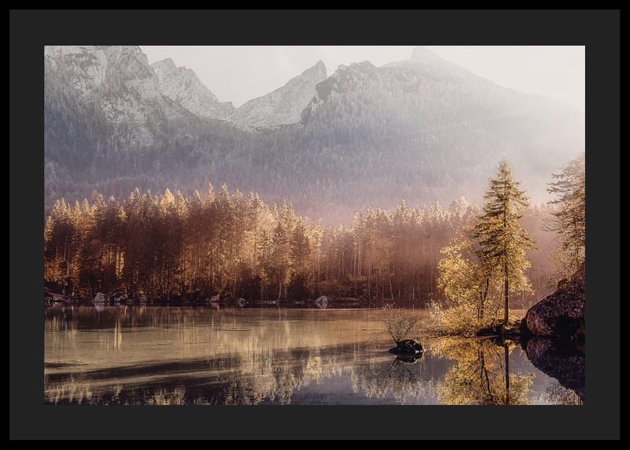 Valokuvallinen syysmaisema kultaisen metsän kanssa järven ja vuorten rannalla-12