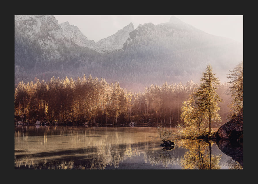 Valokuvallinen syysmaisema kultaisen metsän kanssa järven ja vuorten rannalla-12