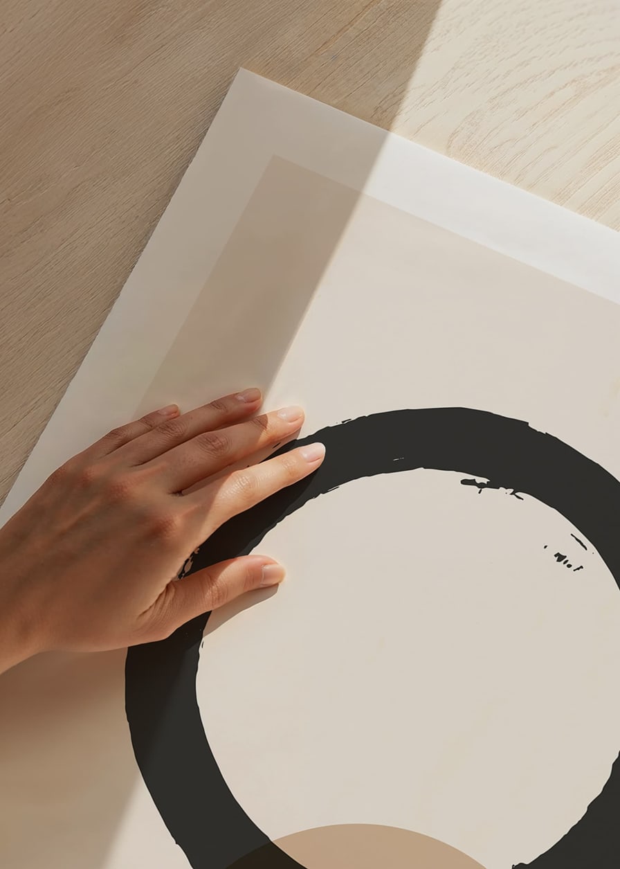 Abstrakt svart cirkel och beige rund form på ljus bakgrund-12