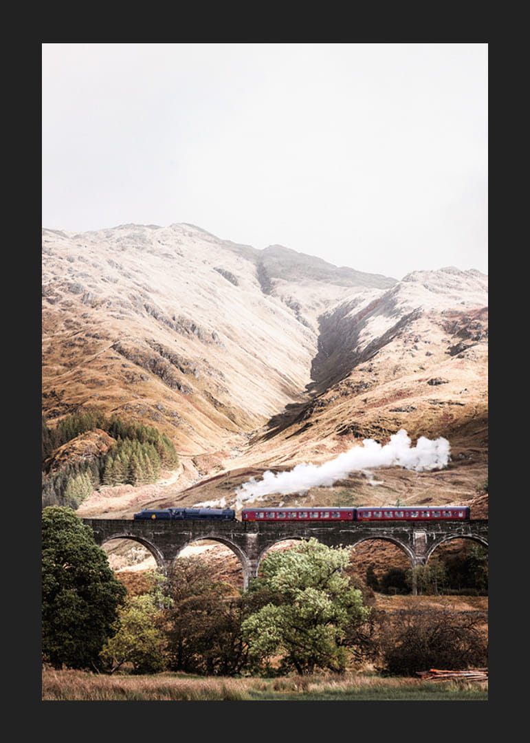 Parný vlak na kamennom viadukte pred jasnými horami v jesennej krajine-12