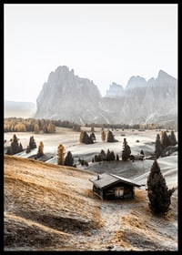 Fotografie einer Almwiese mit Hütte, Bäumen und Dolomiten im Morgenlicht-6