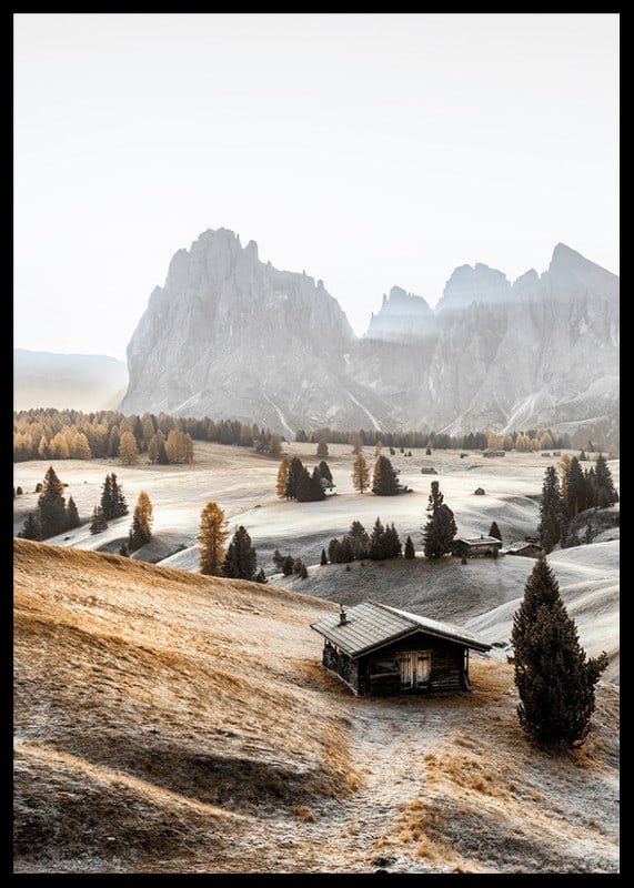 Fotografie einer Almwiese mit Hütte, Bäumen und Dolomiten im Morgenlicht-12
