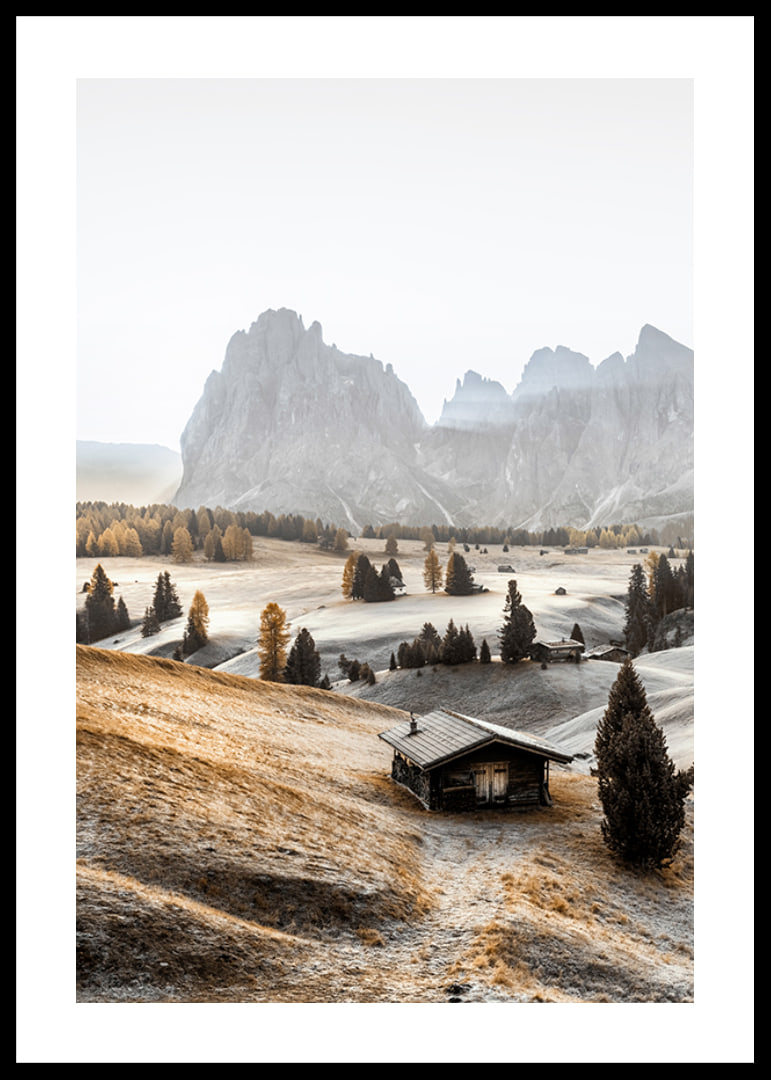 Fotografie einer Almwiese mit Hütte, Bäumen und Dolomiten im Morgenlicht-12