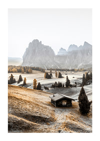 Fotografie einer Almwiese mit Hütte, Bäumen und Dolomiten im Morgenlicht-1