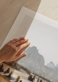Fotografie einer Almwiese mit Hütte, Bäumen und Dolomiten im Morgenlicht-9
