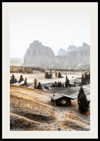 Fotografie einer Almwiese mit Hütte, Bäumen und Dolomiten im Morgenlicht-2