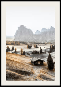 Fotografi av alpäng med stuga, träd och Dolomiterna i morgonljus-2