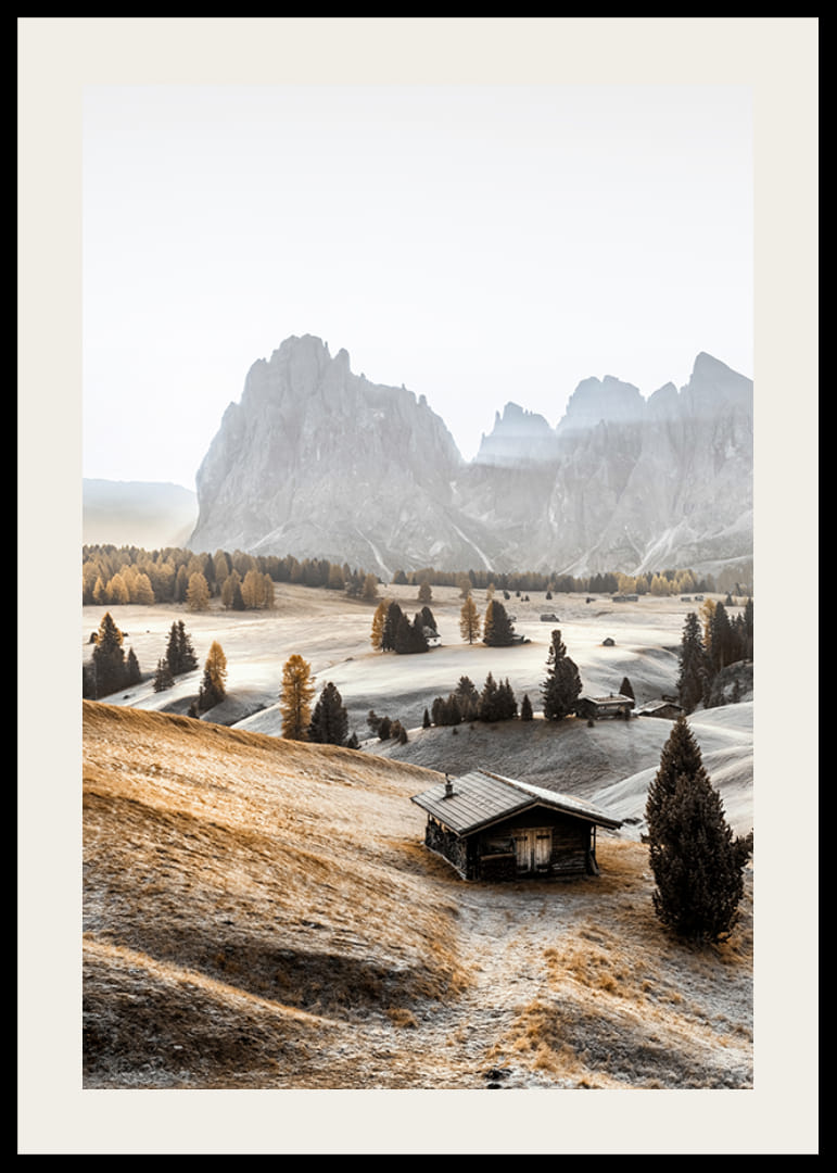 Fotografi av alpäng med stuga, träd och Dolomiterna i morgonljus-12