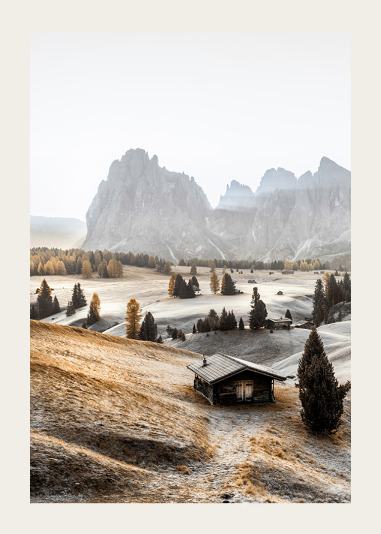 Fotografie einer Almwiese mit Hütte, Bäumen und Dolomiten im Morgenlicht-12