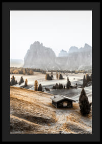 Fotografi av alpäng med stuga, träd och Dolomiterna i morgonljus-4