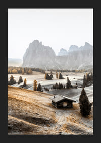 Fotografi av alpäng med stuga, träd och Dolomiterna i morgonljus-5