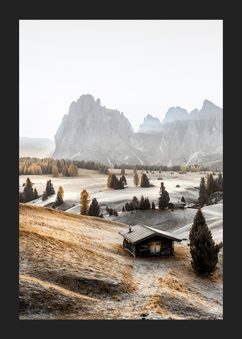 Fotografi av alpäng med stuga, träd och Dolomiterna i morgonljus-12