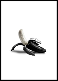 Fotografi av skalad banan med svart skal på vit bakgrund-0
