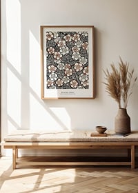Illustrerat blommönster i svart, vitt och orange av Watanabe Seitei-2