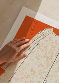 Kimono ilustrado en beige y naranja de Watanabe Seitei-3