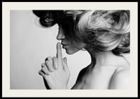 Retrato en blanco y negro de una mujer de perfil con el dedo en los labios.-2