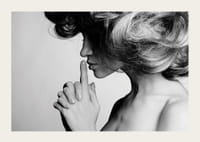 Retrato en blanco y negro de una mujer de perfil con el dedo en los labios.-3