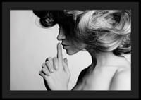 Retrato en blanco y negro de una mujer de perfil con el dedo en los labios.-4