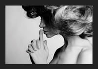 Retrato en blanco y negro de una mujer de perfil con el dedo en los labios.-5