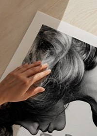 Schwarz-Weiß-Porträt einer Frau im Profil mit dem Finger auf den Lippen-9
