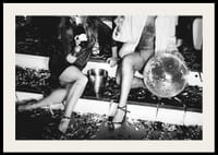 Fekete-fehér fénykép két nőről a buli lépcsőjén diszkógömbbel-2