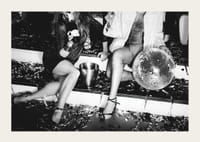 Fekete-fehér fénykép két nőről a buli lépcsőjén diszkógömbbel-3