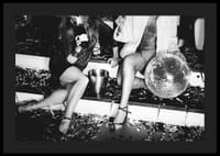 Fekete-fehér fénykép két nőről a buli lépcsőjén diszkógömbbel-4