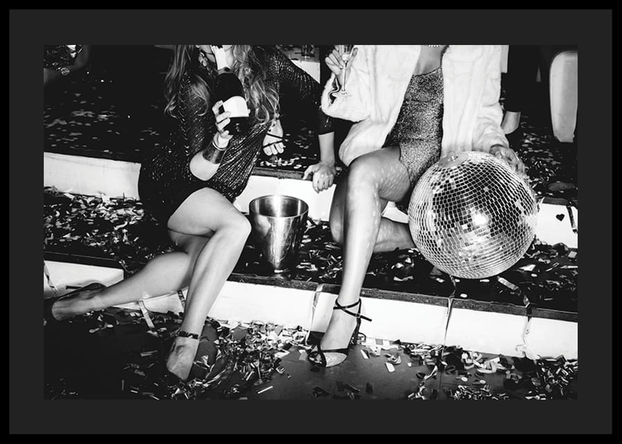 Fekete-fehér fénykép két nőről a buli lépcsőjén diszkógömbbel-12