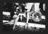 Fekete-fehér fénykép két nőről a buli lépcsőjén diszkógömbbel-5