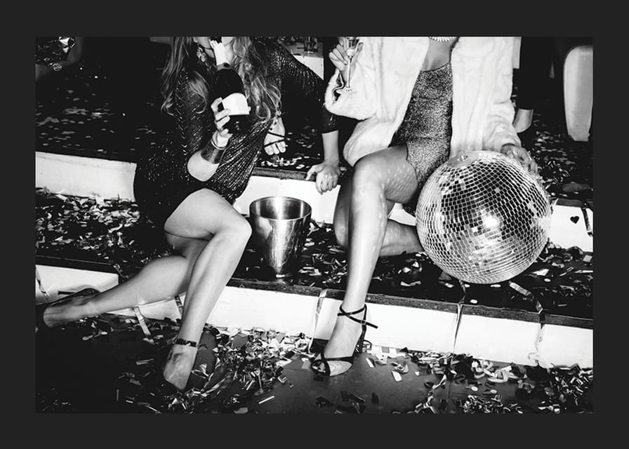 Fekete-fehér fénykép két nőről a buli lépcsőjén diszkógömbbel-12