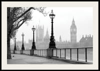 Photo en noir et blanc de lampadaires le long de la Tamise avec Big Ben en arrière-plan-2
