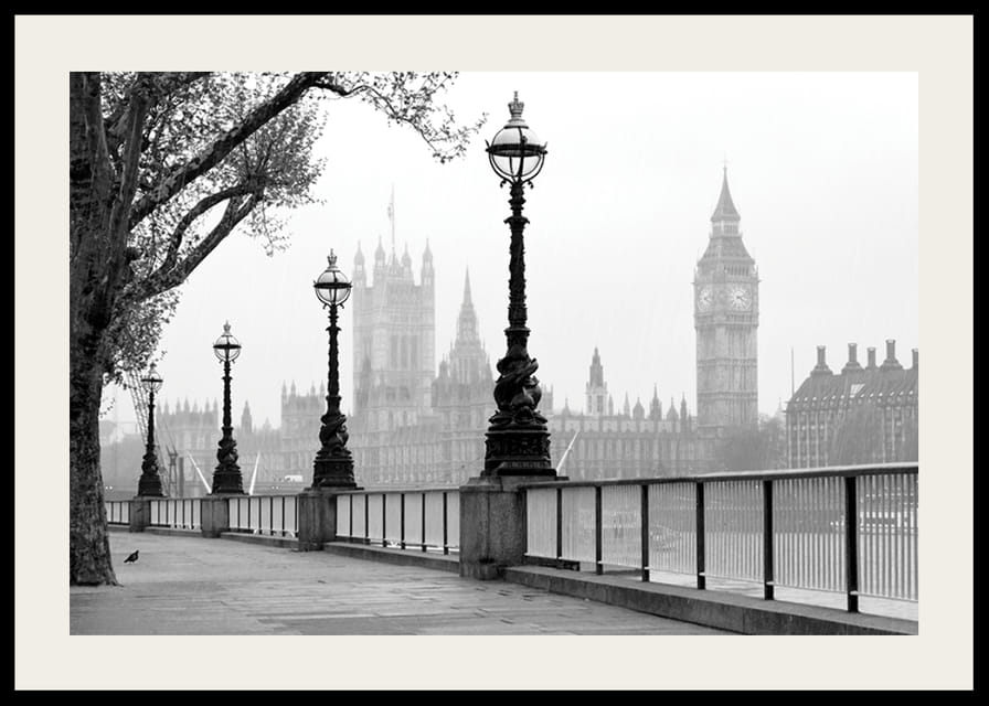 Photo en noir et blanc de lampadaires le long de la Tamise avec Big Ben en arrière-plan-12