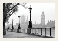 Photo en noir et blanc de lampadaires le long de la Tamise avec Big Ben en arrière-plan-3