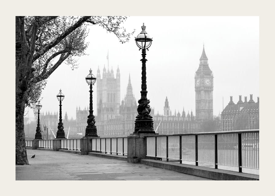 Photo en noir et blanc de lampadaires le long de la Tamise avec Big Ben en arrière-plan-12
