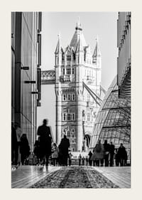 Fotografía en blanco y negro del Tower Bridge con siluetas de personas.-3