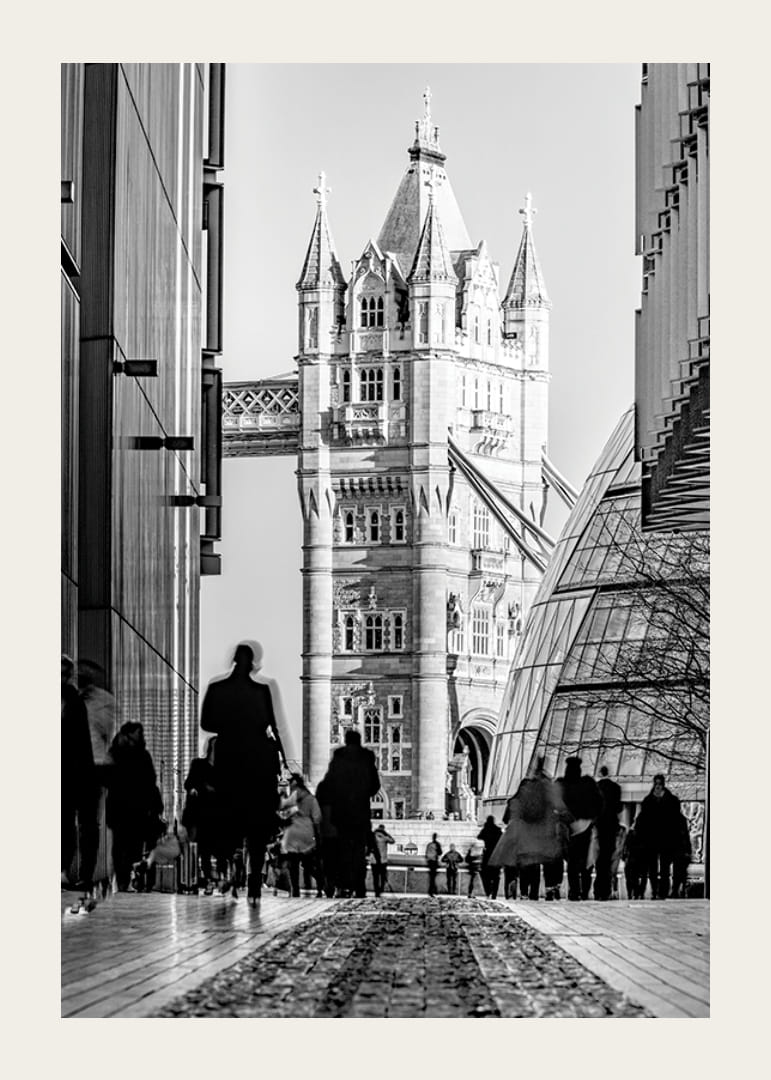 Fotografía en blanco y negro del Tower Bridge con siluetas de personas.-12