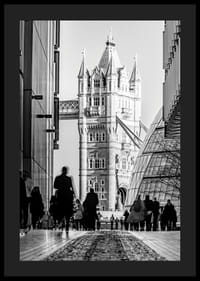 Fotografía en blanco y negro del Tower Bridge con siluetas de personas.-4