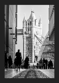 Fotografía en blanco y negro del Tower Bridge con siluetas de personas.-5