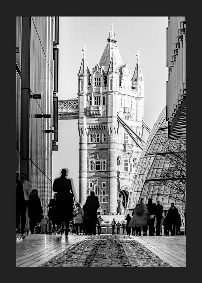 Fotografía en blanco y negro del Tower Bridge con siluetas de personas.-12