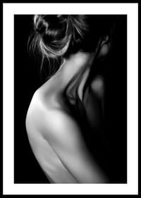 Fekete-fehér fénykép egy feltűzött hajjal és fedetlen háttal rendelkező nőről-2