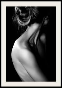 Fekete-fehér fénykép egy feltűzött hajjal és fedetlen háttal rendelkező nőről-4