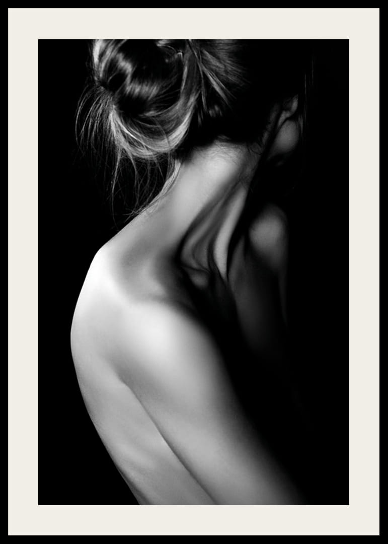 Fekete-fehér fénykép egy feltűzött hajjal és fedetlen háttal rendelkező nőről-12