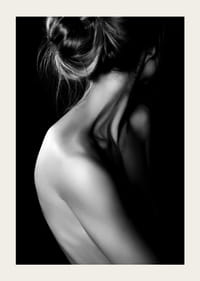 Fekete-fehér fénykép egy feltűzött hajjal és fedetlen háttal rendelkező nőről-5