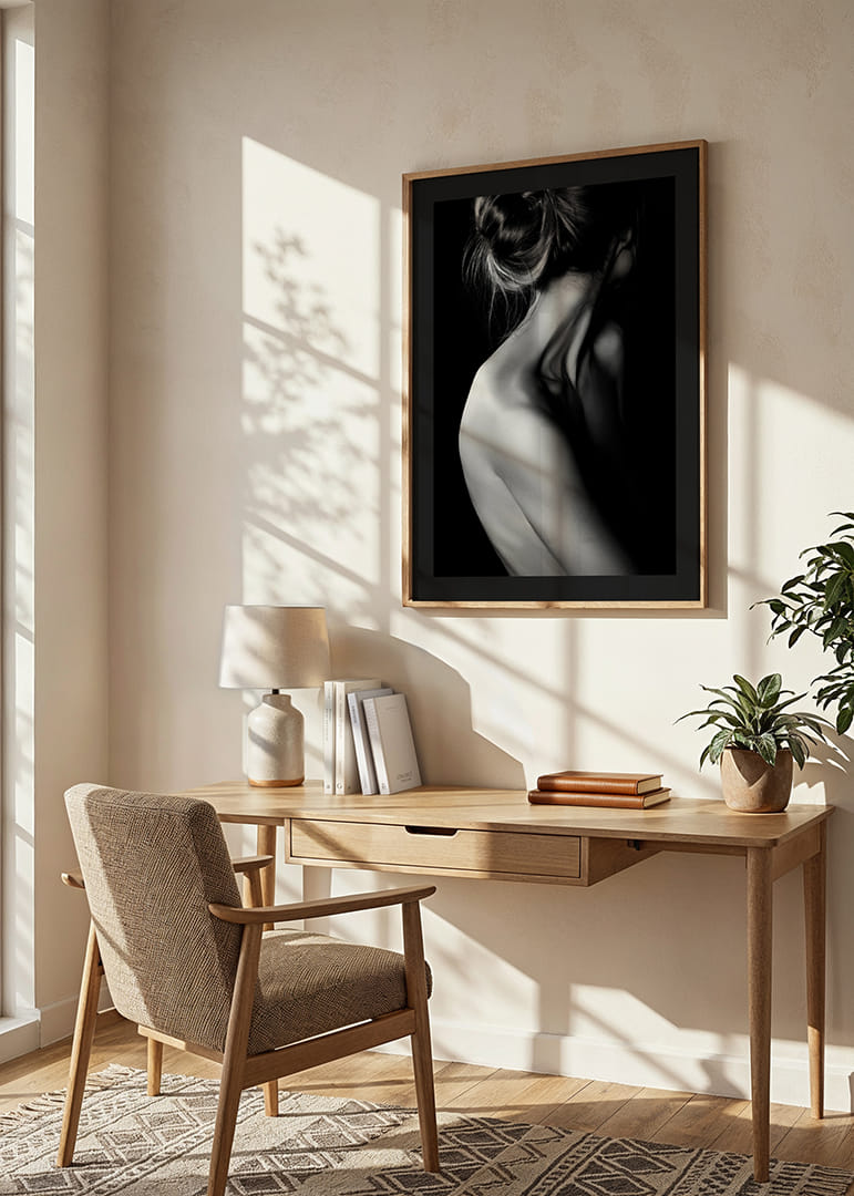 Fekete-fehér fénykép egy feltűzött hajjal és fedetlen háttal rendelkező nőről-12