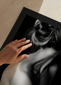 Fekete-fehér fénykép egy feltűzött hajjal és fedetlen háttal rendelkező nőről-9