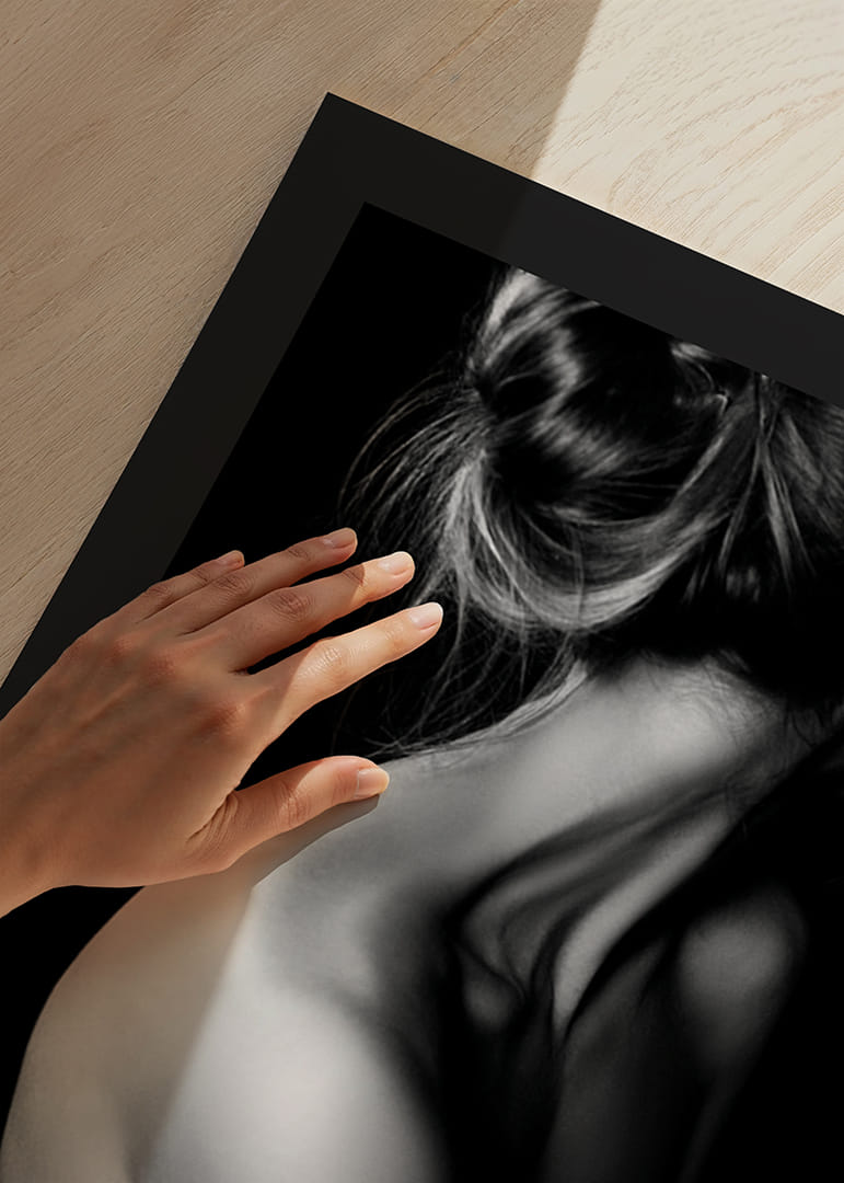 Fekete-fehér fénykép egy feltűzött hajjal és fedetlen háttal rendelkező nőről-12