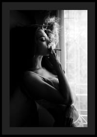 Photographie en noir et blanc d'une femme fumant près d'une fenêtre-4